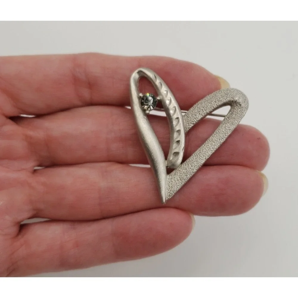 Vtg Textured Silver Tone Modernist MCM Heart w Crystal Brooch